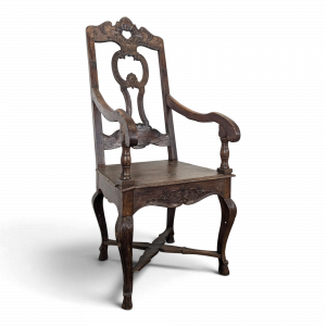Fauteuil Louis XIV en noyer sculpté à haut dossier ajouré