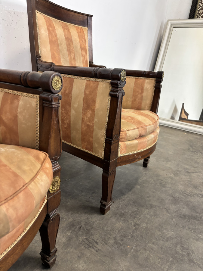 Fausse paire de fauteuils Empire en acajou et bronzes dorés