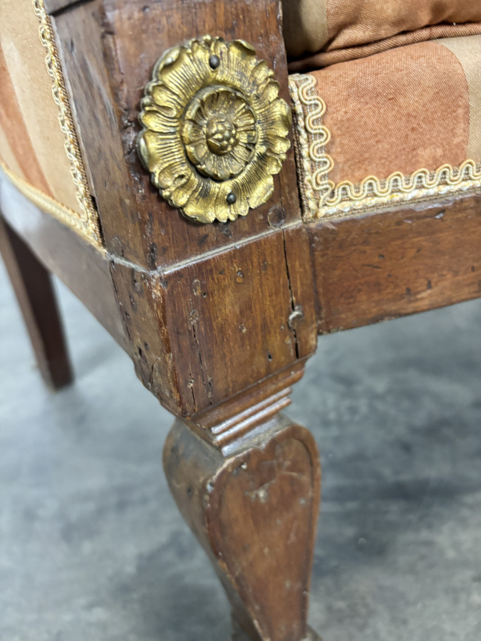 Fausse paire de fauteuils Empire en acajou et bronzes dorés
