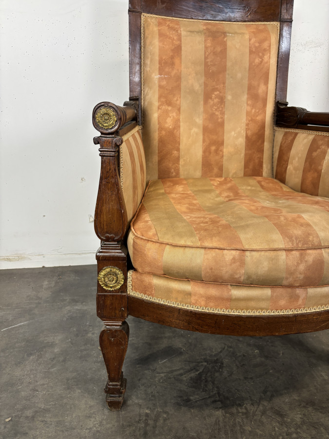 Fausse paire de fauteuils Empire en acajou et bronzes dorés