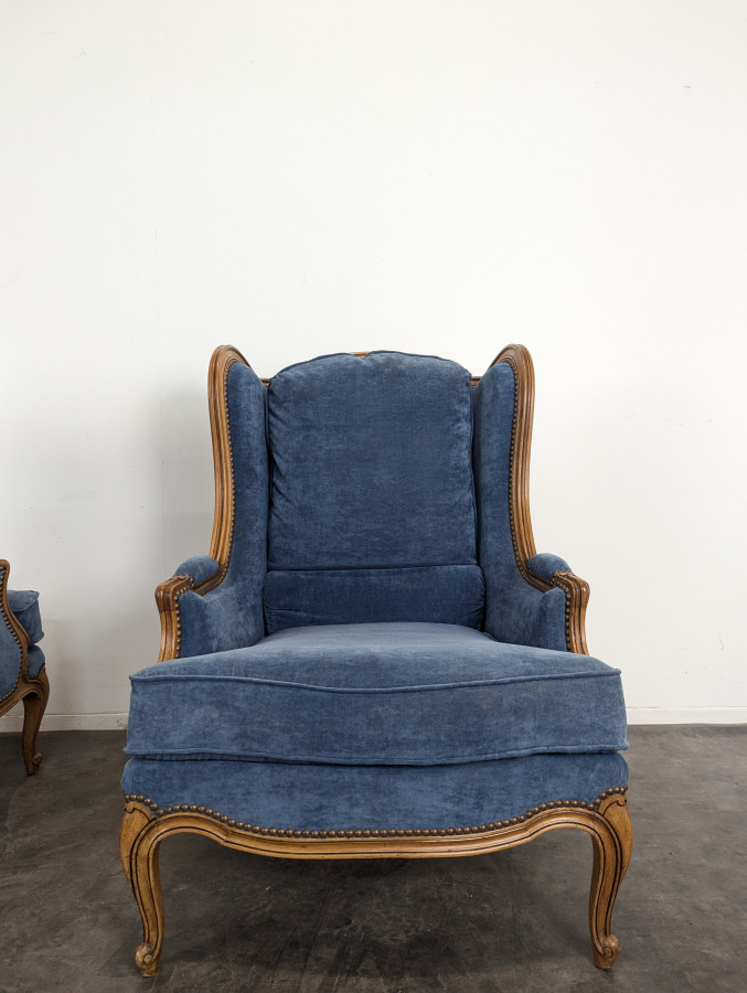 Paire de bergères à oreille de style Louis XV velours bleu