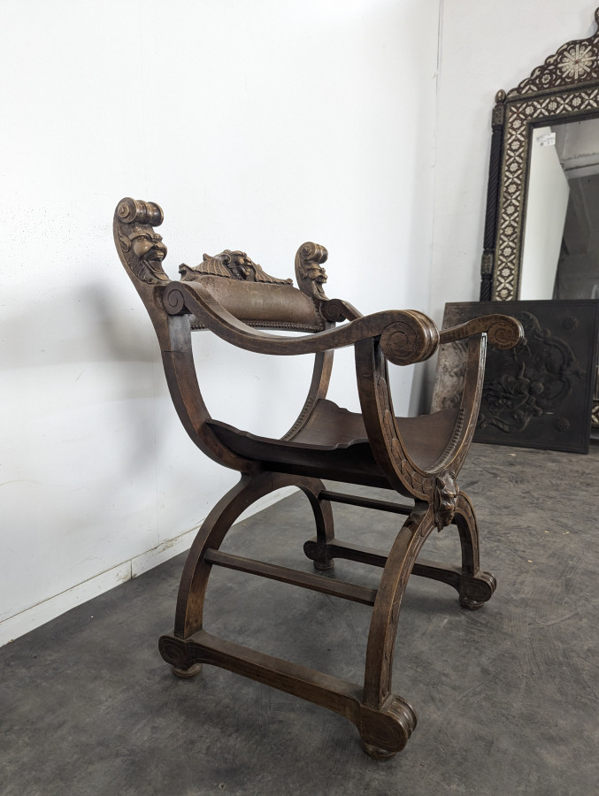 Fauteuil curule Dagobert en noyer sculpté de têtes de lion
