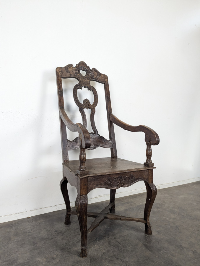 Fauteuil Louis XIV en noyer sculpté à haut dossier ajouré