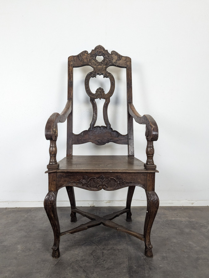 Fauteuil Louis XIV en noyer sculpté à haut dossier ajouré