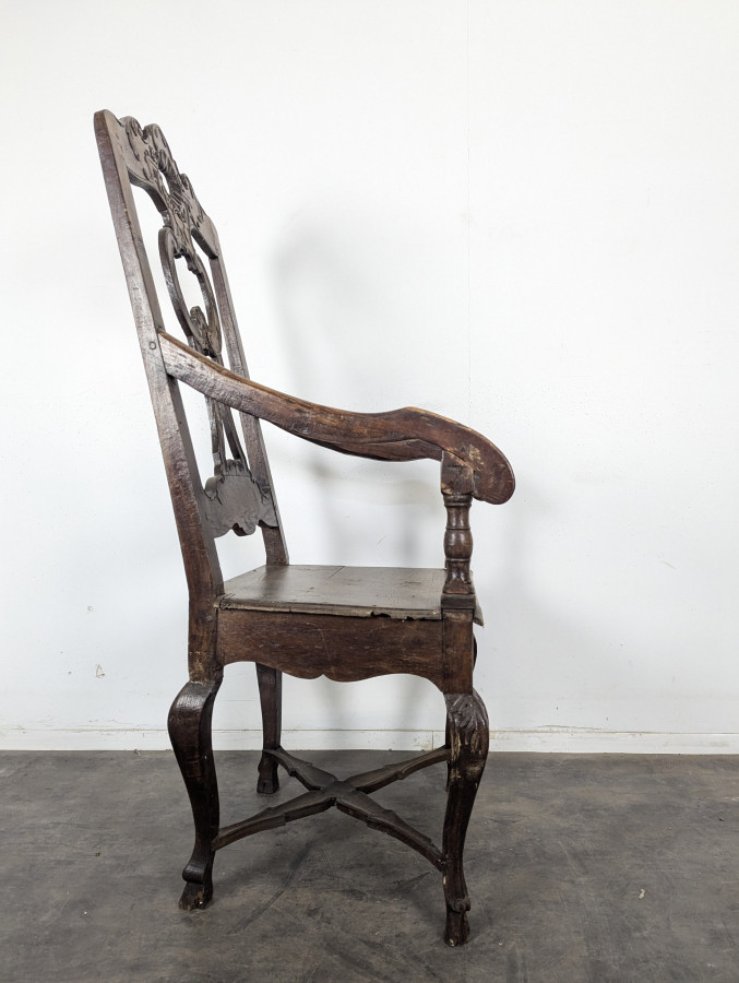 Fauteuil Louis XIV en noyer sculpté à haut dossier ajouré