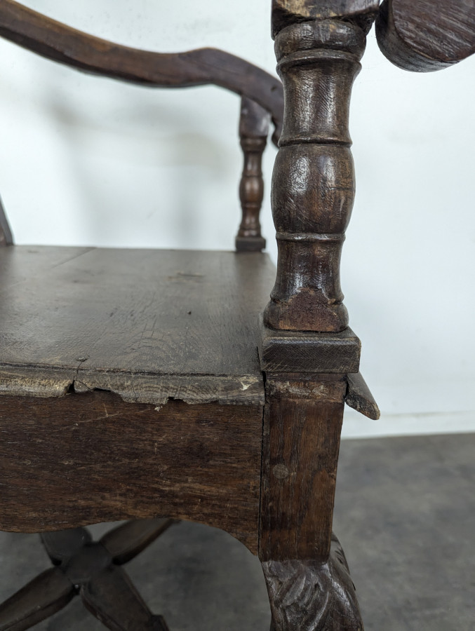 Fauteuil Louis XIV en noyer sculpté à haut dossier ajouré