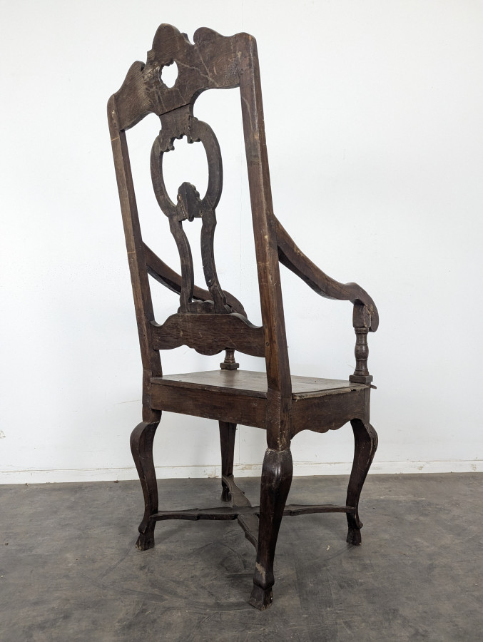 Fauteuil Louis XIV en noyer sculpté à haut dossier ajouré