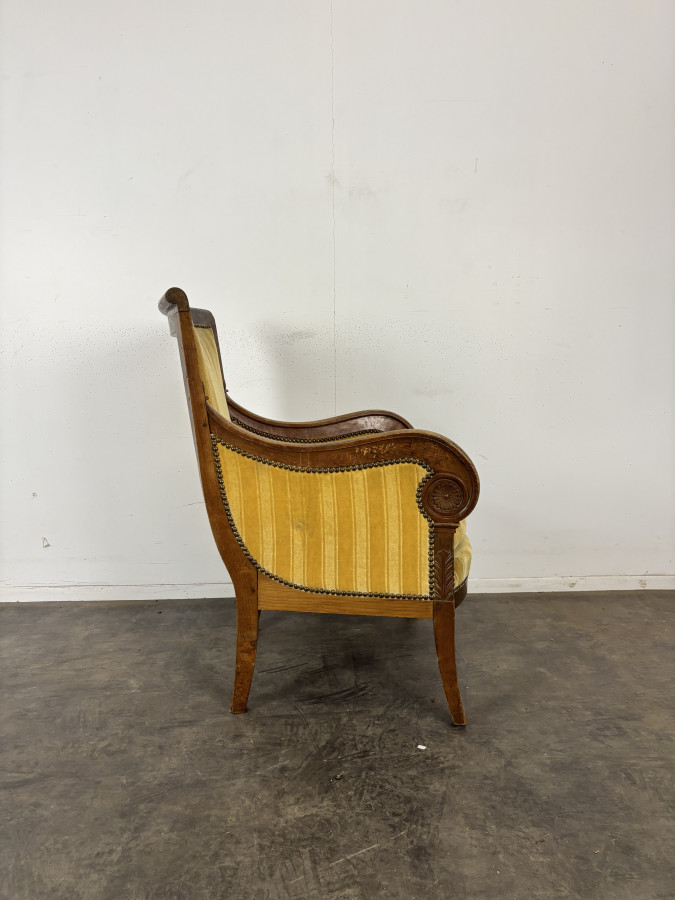 Bergère à crosse Restauration en merisier velours jaune