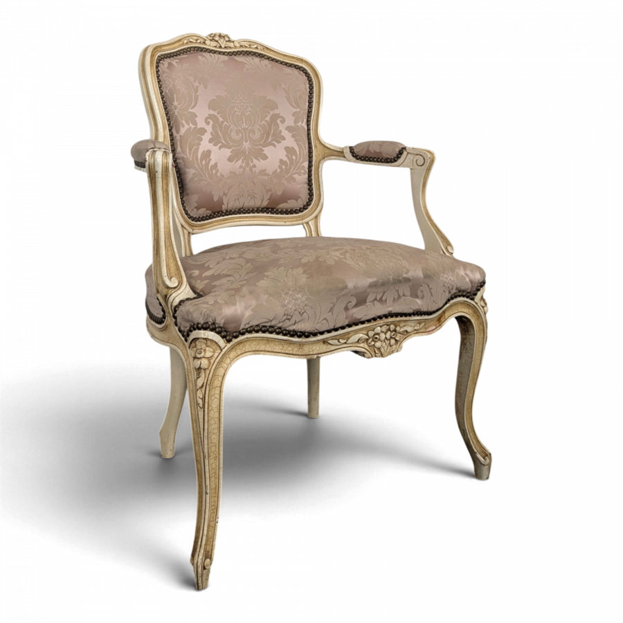 Fauteuil cabriolet de style Louis XV laqué crème tissu damassé