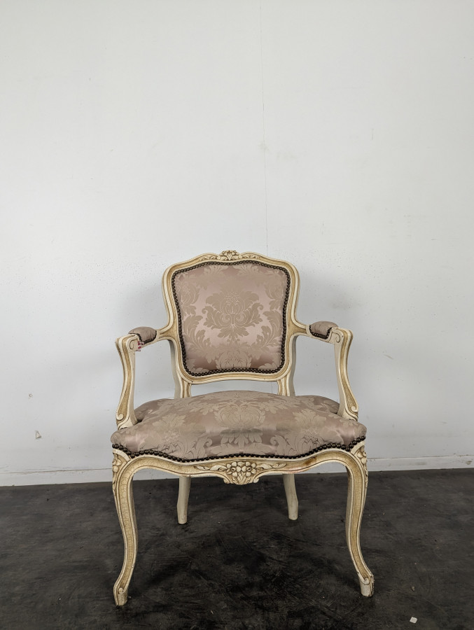 Fauteuil cabriolet de style Louis XV laqué crème tissu damassé