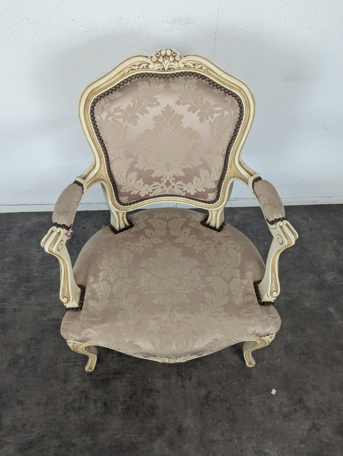 Fauteuil cabriolet de style Louis XV laqué crème tissu damassé