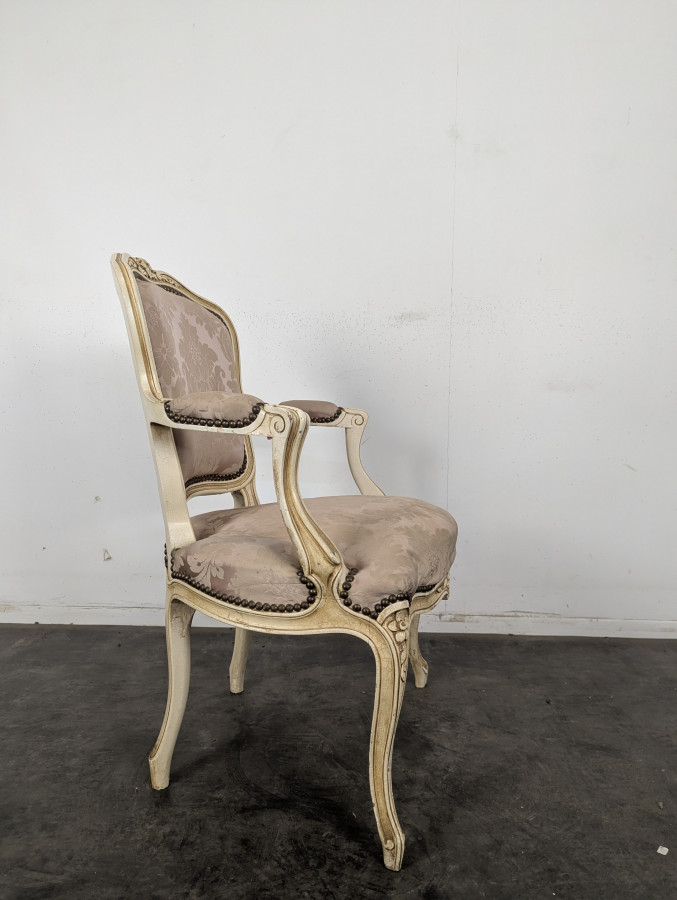 Fauteuil cabriolet de style Louis XV laqué crème tissu damassé