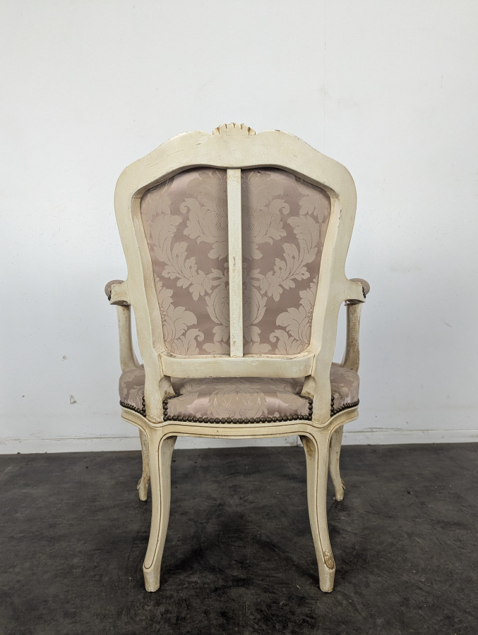 Fauteuil cabriolet de style Louis XV laqué crème tissu damassé