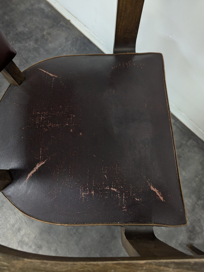 Paire de fauteuils bridge années 40 en chêne et skaï bordeaux