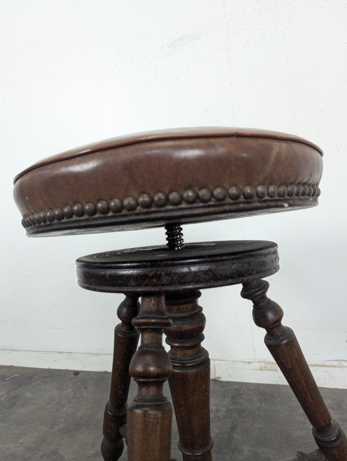 Tabouret de piano tripode en cuir marron