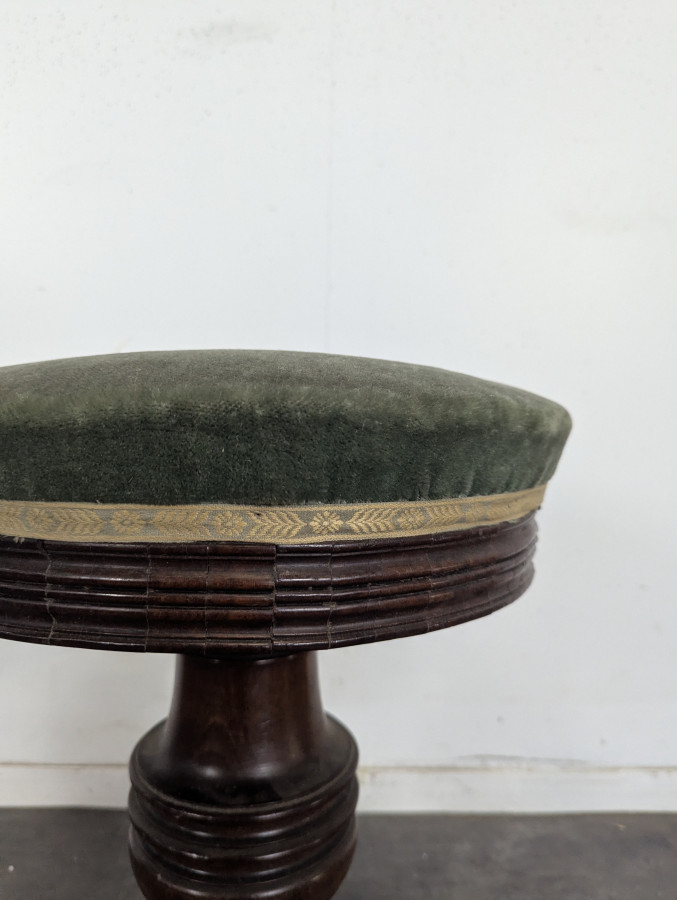Tabouret de piano en velours vert à fût tourné