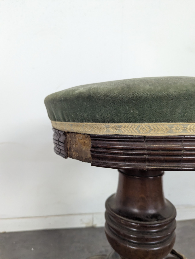 Tabouret de piano en velours vert à fût tourné