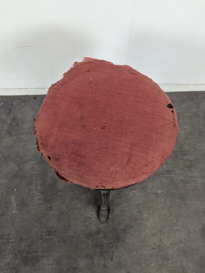 Tabouret de piano en velours rouge à fût tourné