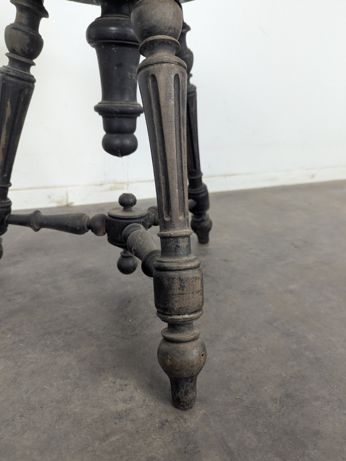 Tabouret de piano en velours rouge à fût tourné