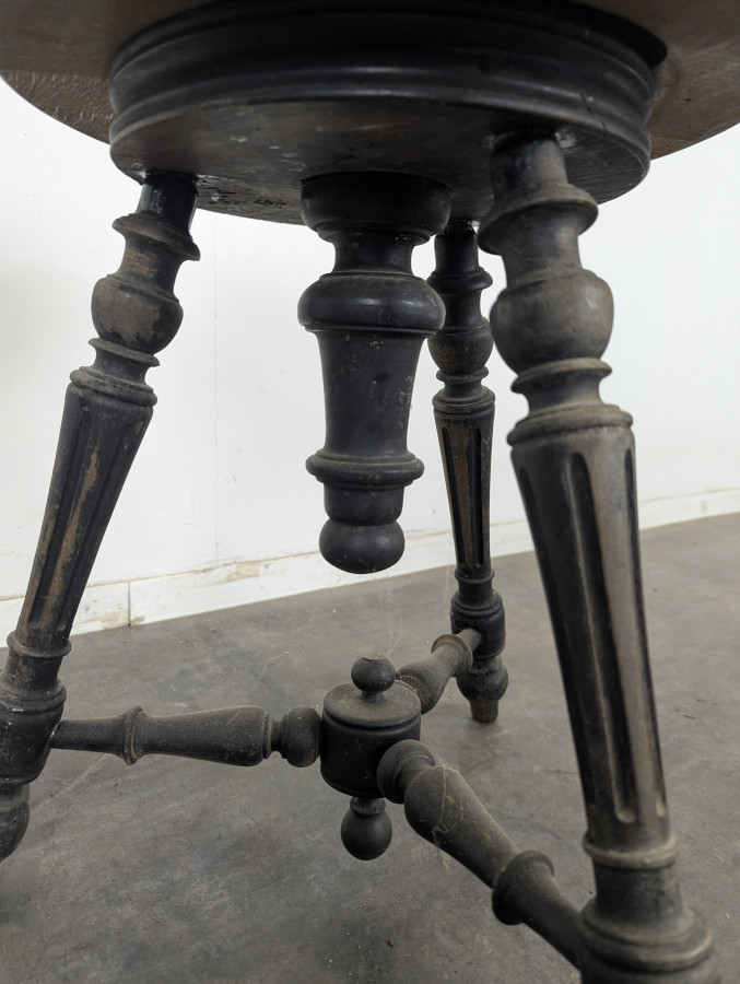 Tabouret de piano en velours rouge à fût tourné