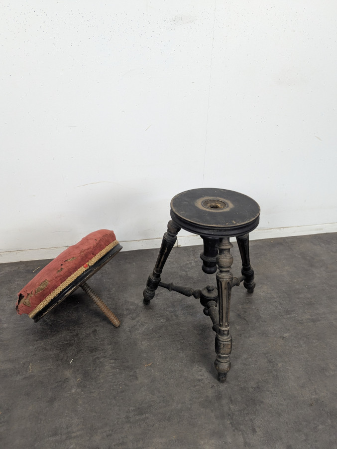 Tabouret de piano en velours rouge à fût tourné