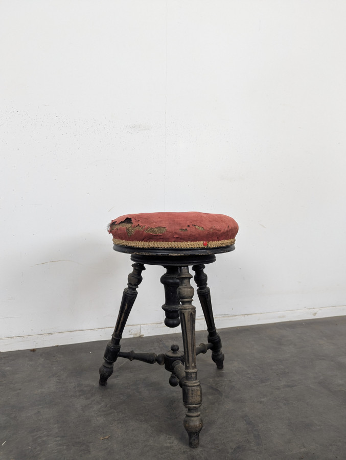 Tabouret de piano en velours rouge à fût tourné