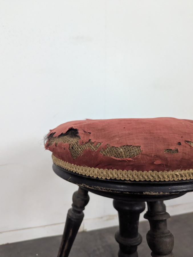 Tabouret de piano en velours rouge à fût tourné