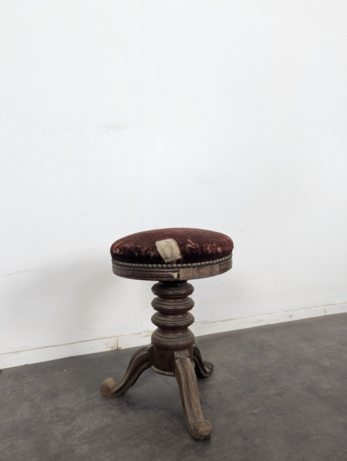 Tabouret de piano tripode en velours bordeaux