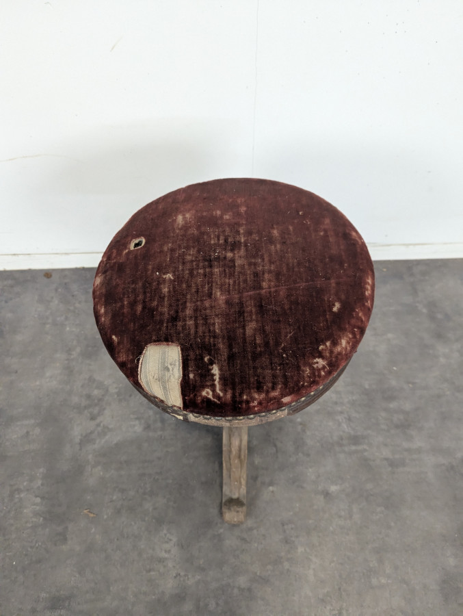 Tabouret de piano tripode en velours bordeaux