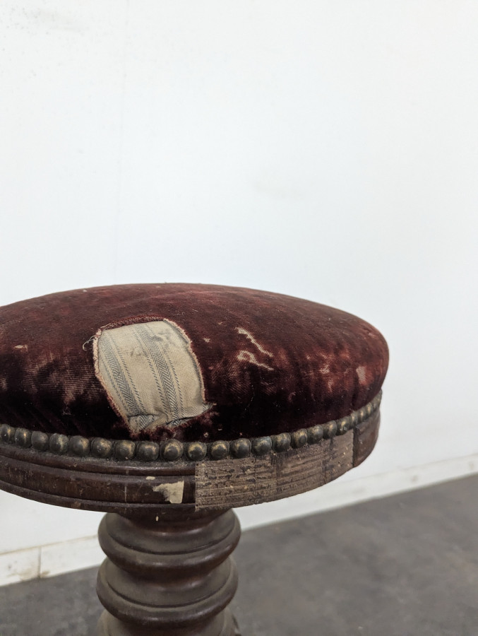 Tabouret de piano tripode en velours bordeaux