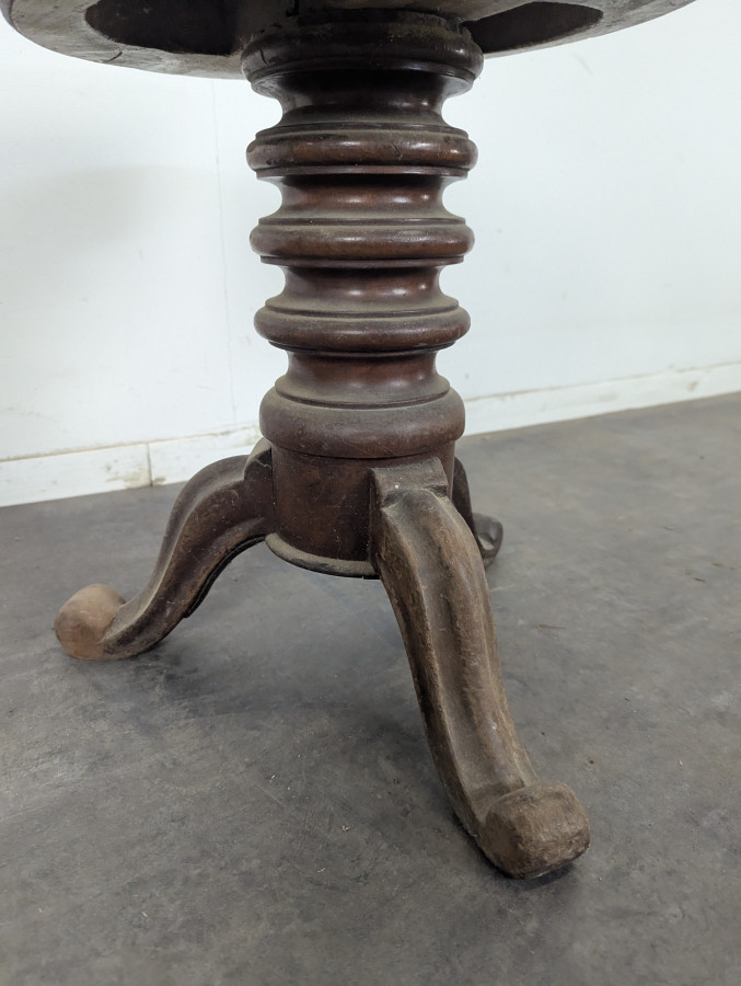Tabouret de piano tripode en velours bordeaux