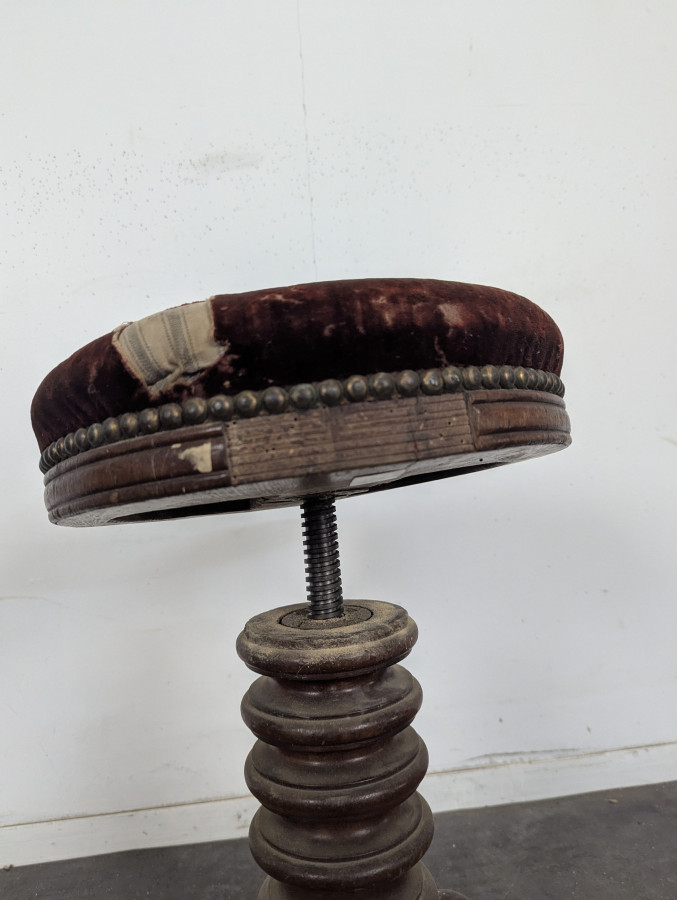 Tabouret de piano tripode en velours bordeaux