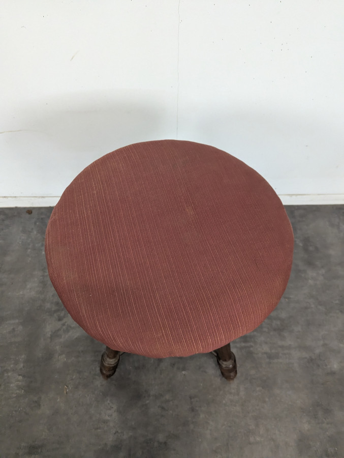Tabouret de piano à quatre pieds tournés en tissu rose