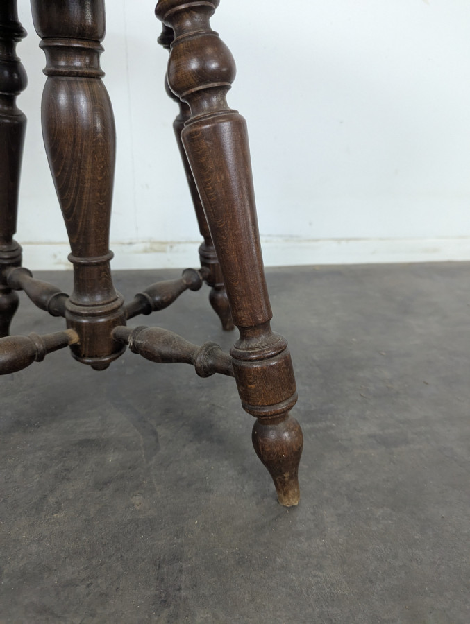 Tabouret de piano à quatre pieds tournés en tissu rose