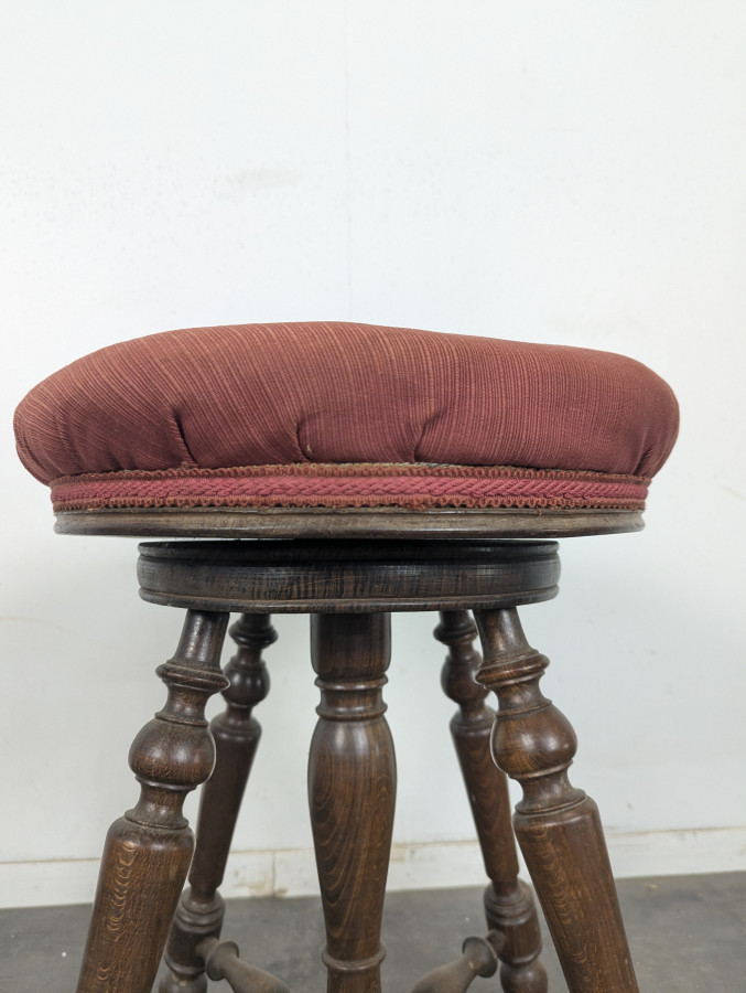 Tabouret de piano à quatre pieds tournés en tissu rose