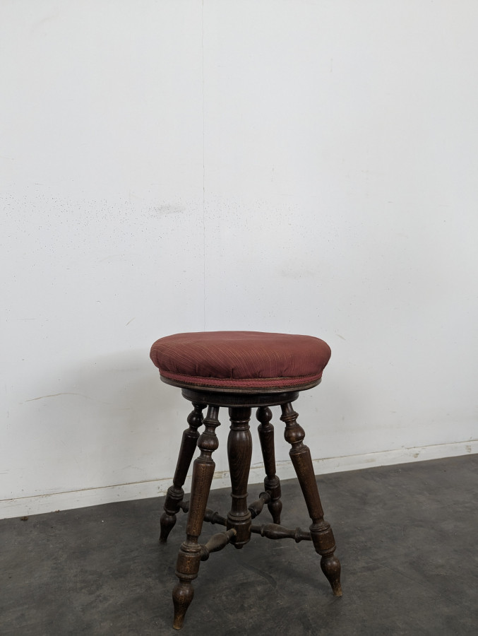 Tabouret de piano à quatre pieds tournés en tissu rose