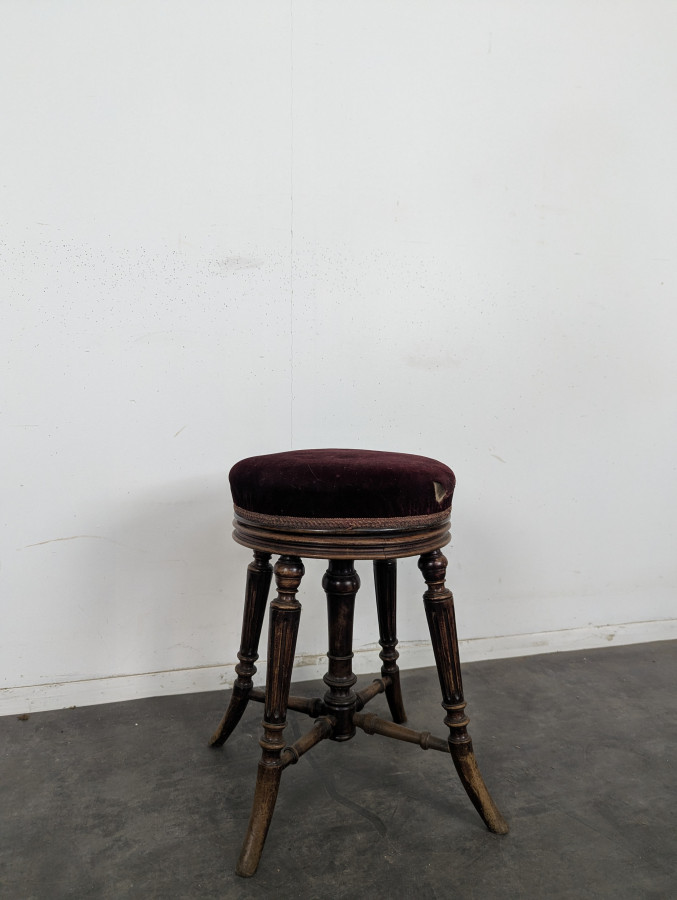 Tabouret de piano en velours bordeaux à quatre pieds