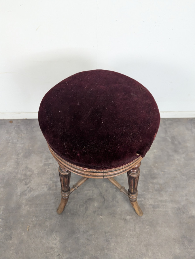 Tabouret de piano en velours bordeaux à quatre pieds