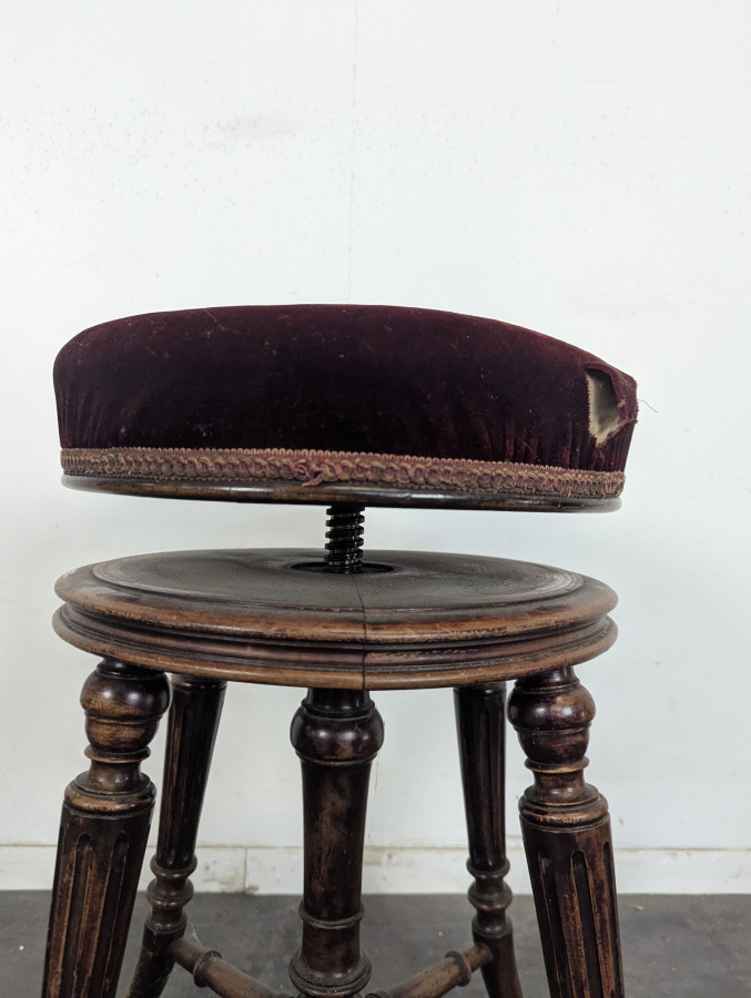 Tabouret de piano en velours bordeaux à quatre pieds