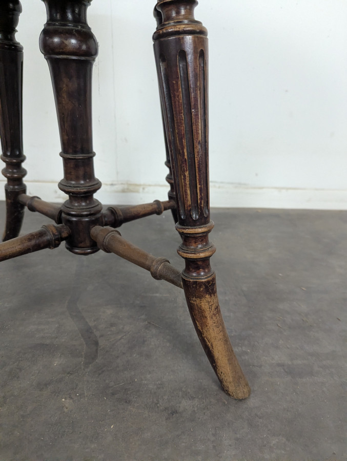 Tabouret de piano en velours bordeaux à quatre pieds