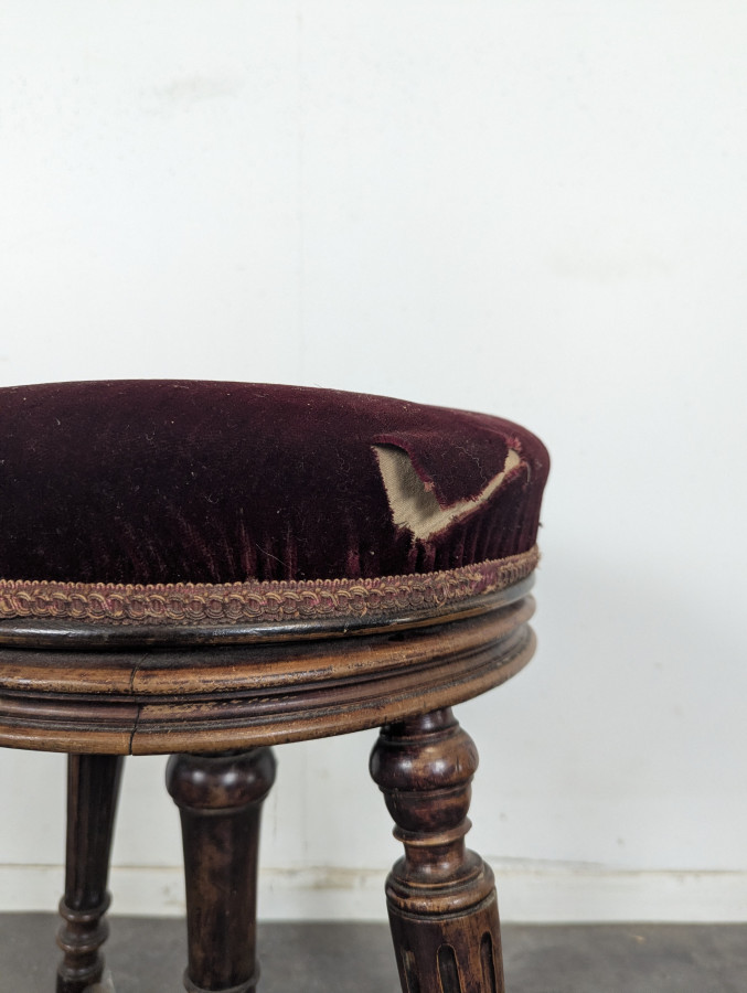 Tabouret de piano en velours bordeaux à quatre pieds