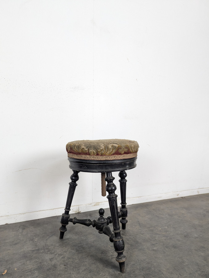 Tabouret de piano Napoléon III en bois noirci à vis à retapisser