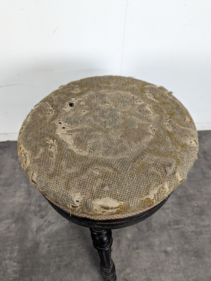 Tabouret de piano Napoléon III en bois noirci à vis à retapisser