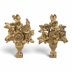 Paire d'ornements en bois sculpté et doré à bouquets fleuris
