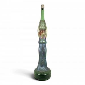 Grande bouteille Art Nouveau en verre à décor de femme en relief