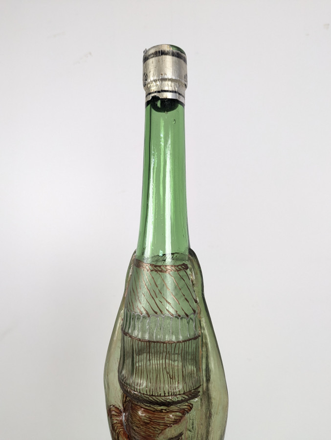 Grande bouteille Art Nouveau en verre à décor de femme en relief