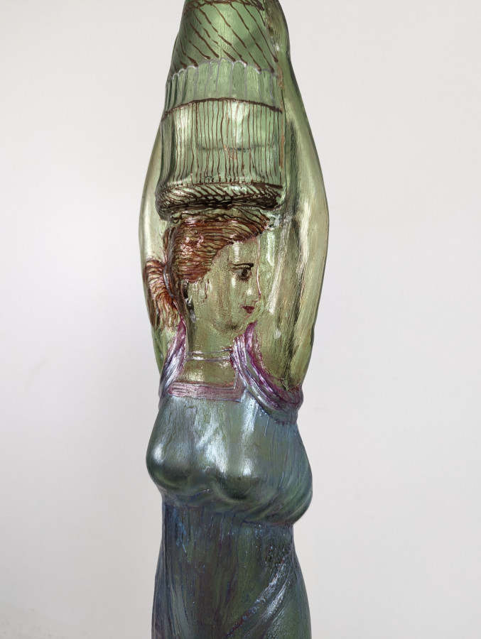 Grande bouteille Art Nouveau en verre à décor de femme en relief