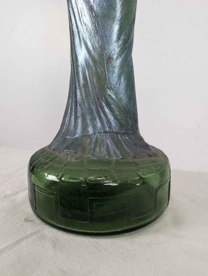 Grande bouteille Art Nouveau en verre à décor de femme en relief