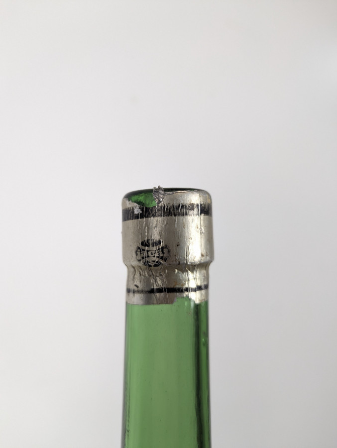 Grande bouteille Art Nouveau en verre à décor de femme en relief