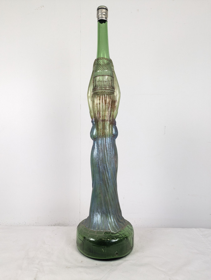 Grande bouteille Art Nouveau en verre à décor de femme en relief